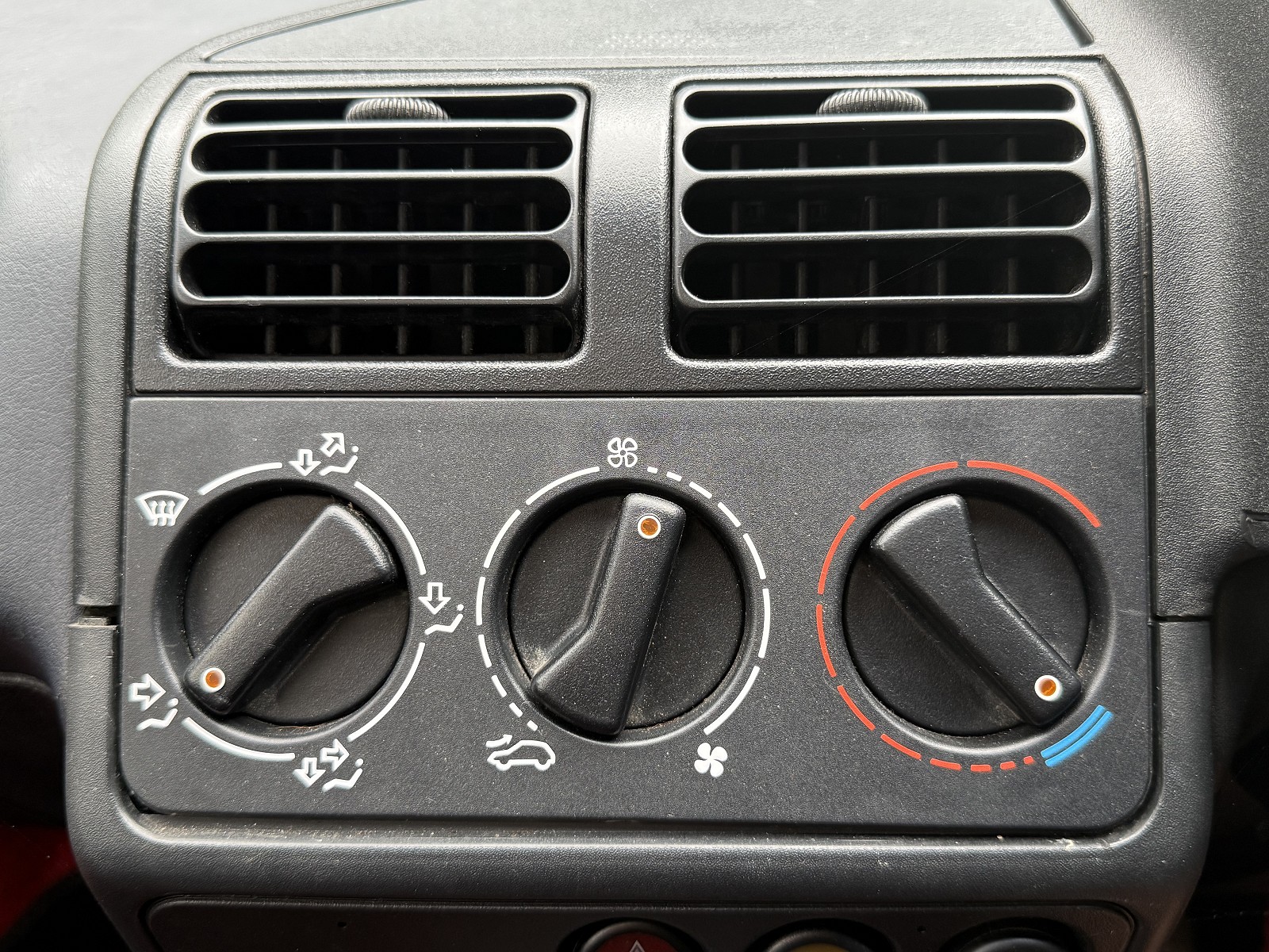 Centre dash upper